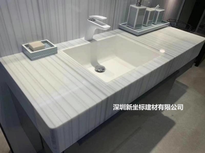 条纹款人造石洗手台打破传统色调，独具魅力
